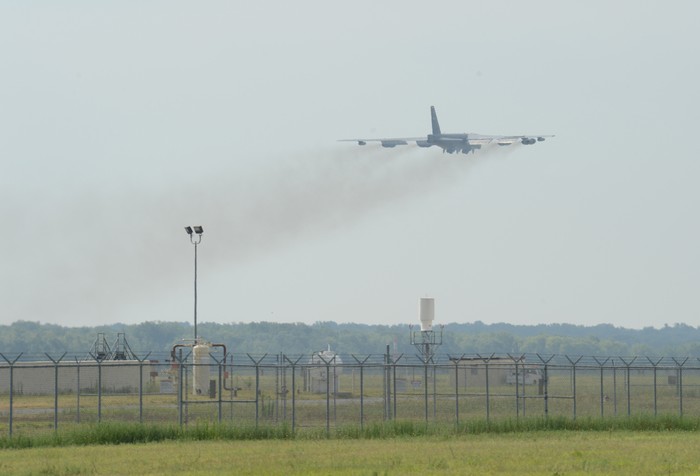Máy bay ném bom chiến lược B-52 của Không quân Mỹ cất cánh từ căn cứ không quân Barksdale ngày 16/7/2013.
